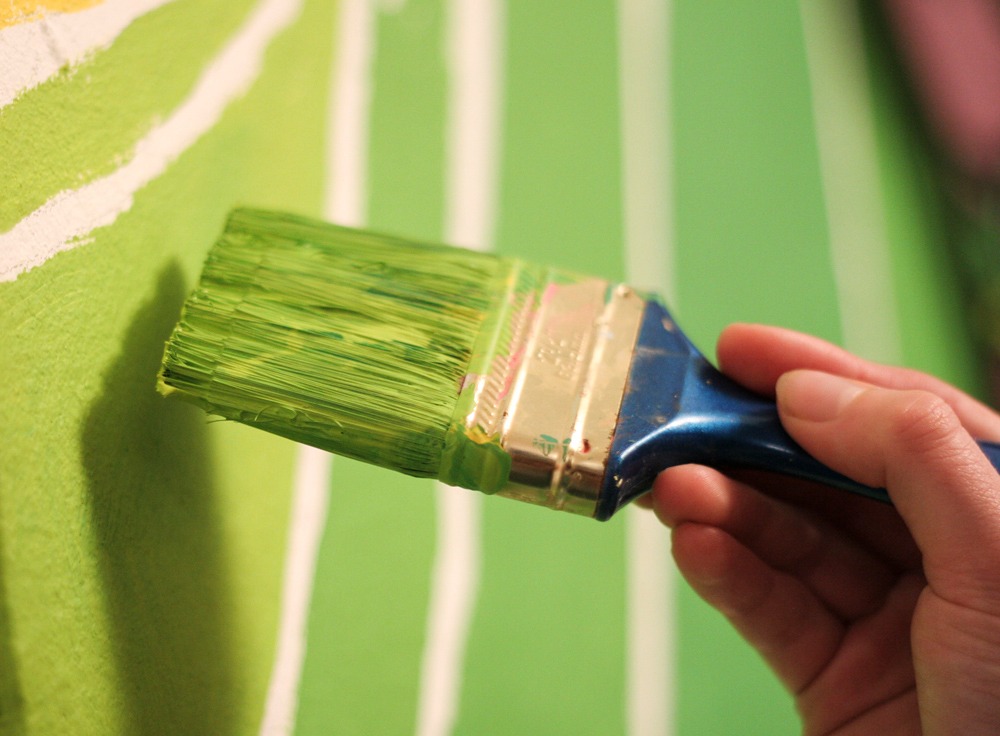 pincel-pintando-parede-verde.jpg